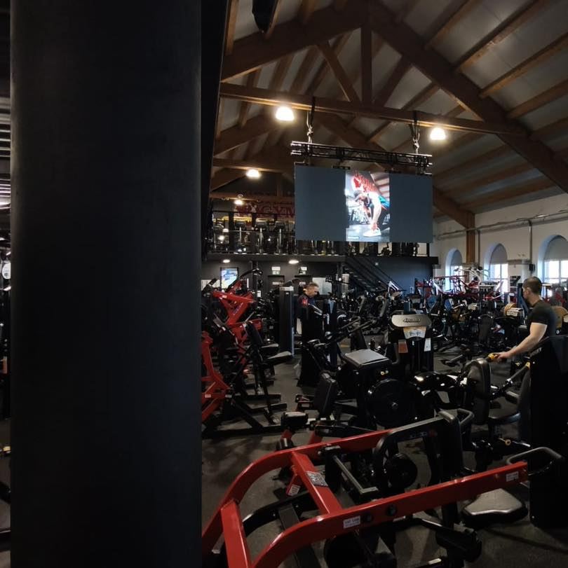 Allée centrale et machines sous la charpente